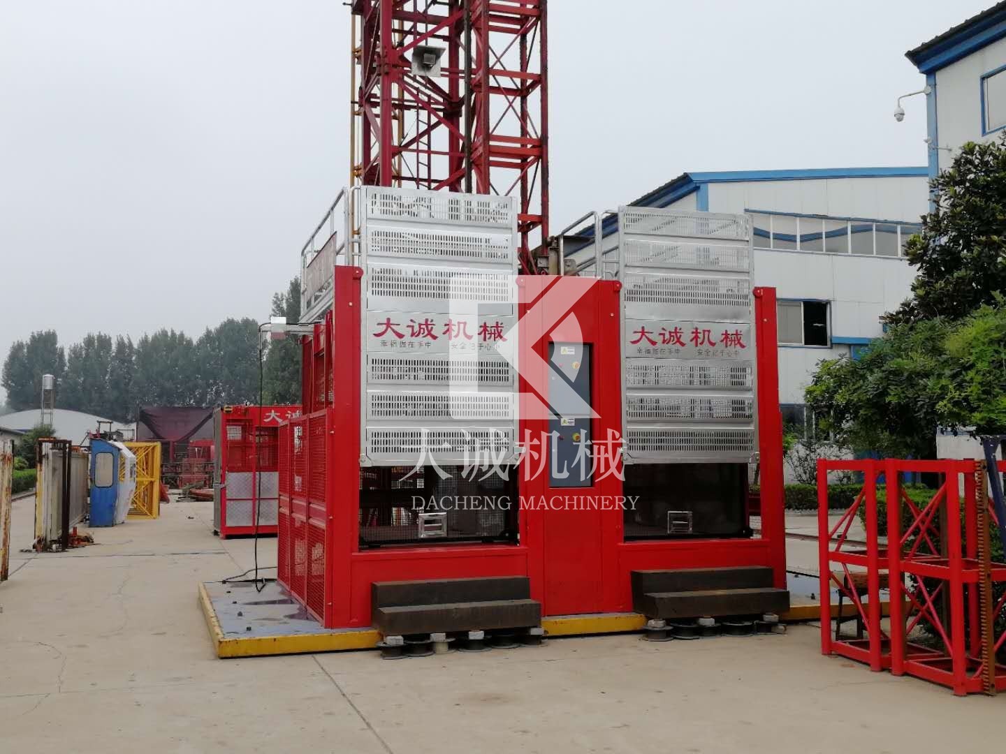 可以載人載物的建筑工地施工電梯價格多少？